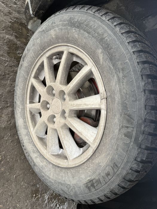 Продам комплект зимней резины с дисками