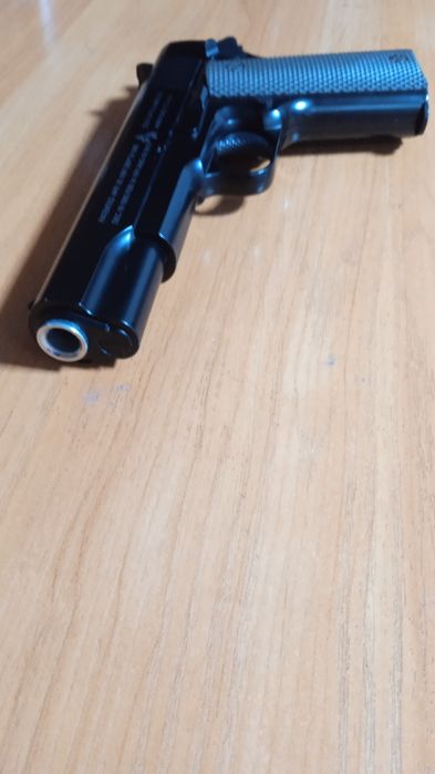 Пистолет как реальный, стреляет отлично чёрного цвета
