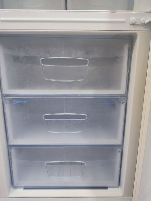 Холодильник indesit