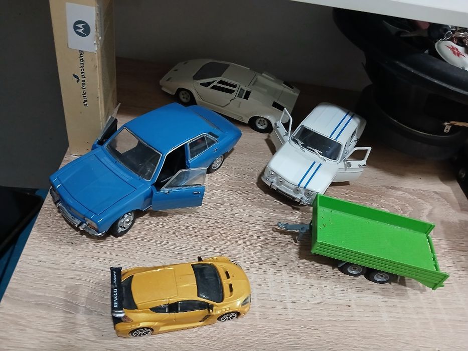 Vând machete metalice