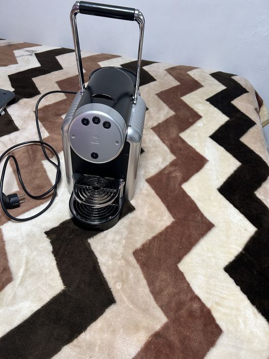 Vand aparat Nespresso cu capsule