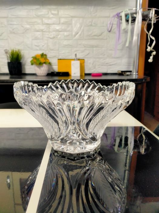 Продам салатницу хрустальную .