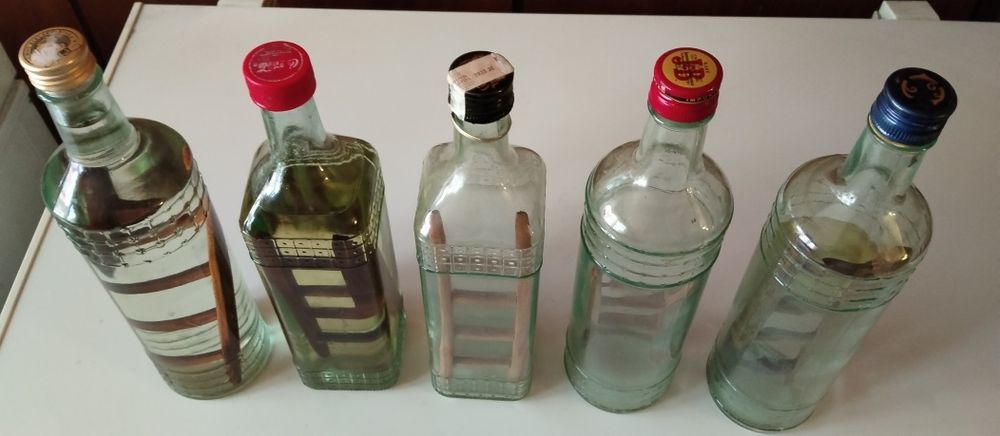 5 стъклени бутилки 0.7л със дървена стълба в тях