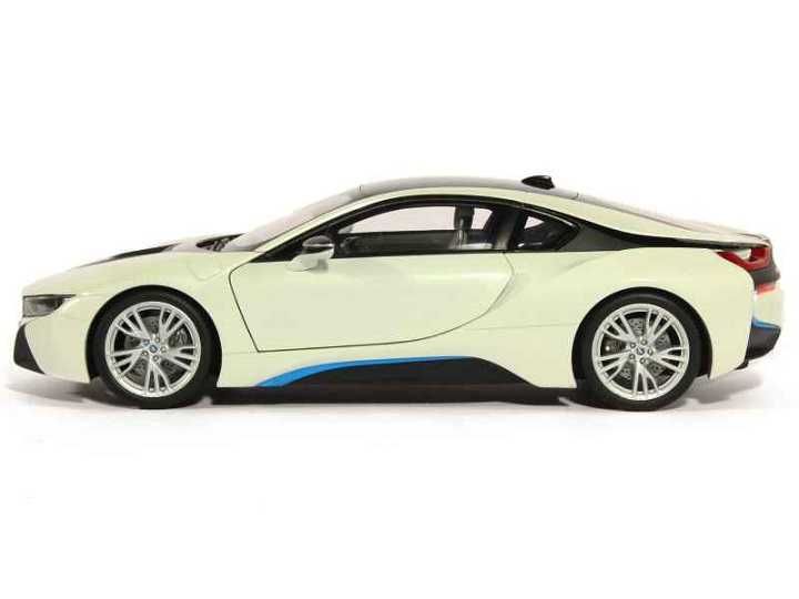 1:18 BMW i8 Crystal White.