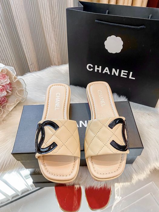 Noile șlapi Chanel cu vârf oblic și talpă plată — noutate fierbinte!