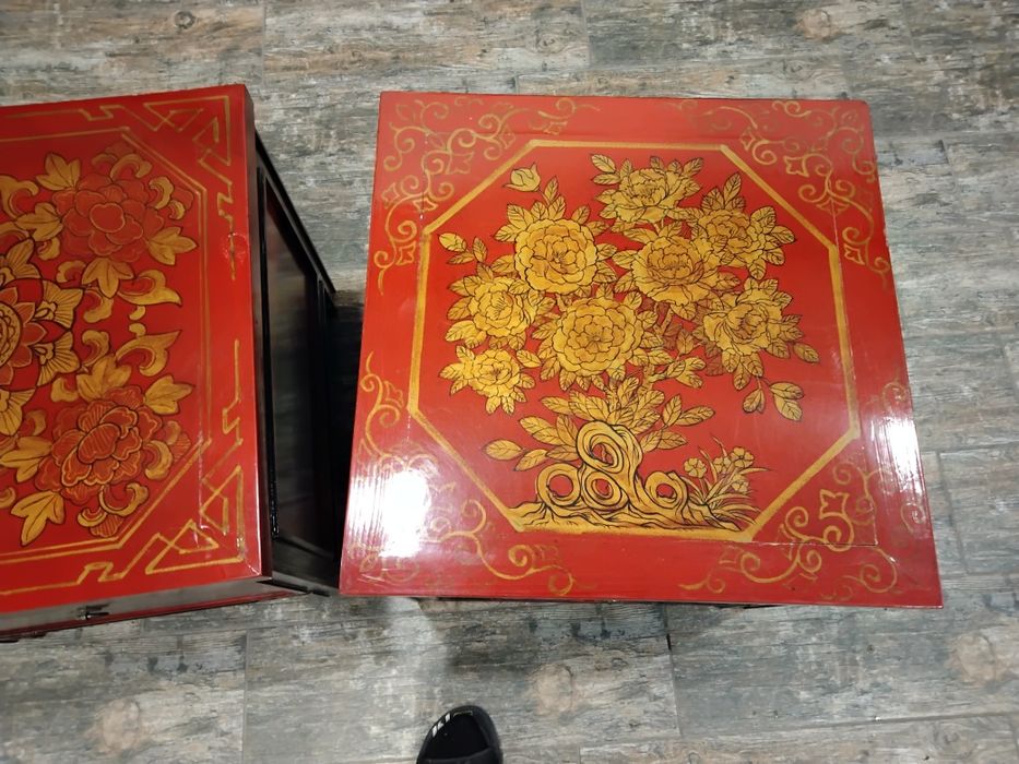 Тумбочки красные узорчатые