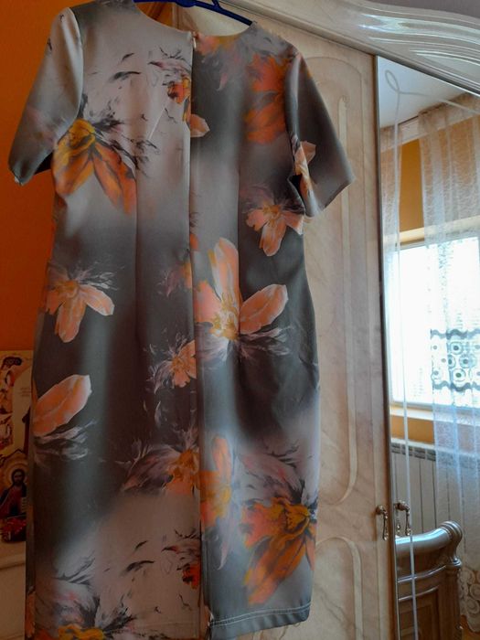 Rochie cu flori mânecă scurtă