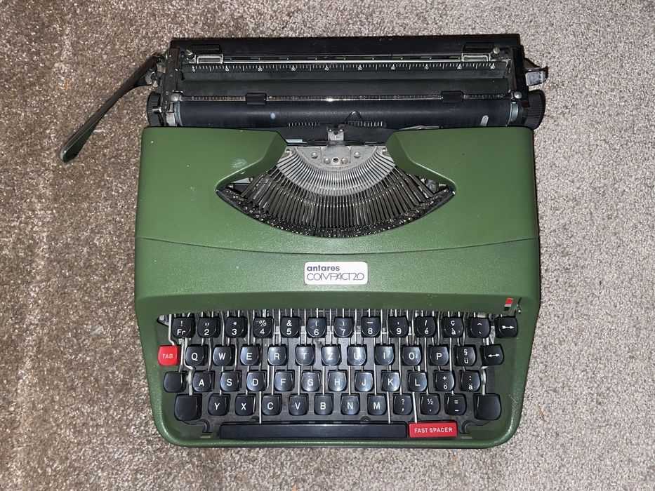 Masina de scris Antares Compact20, cu litere cursive (model rar)