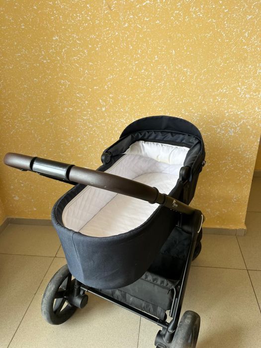 Срочно продам коляску 2 в 1 отличного качества!
