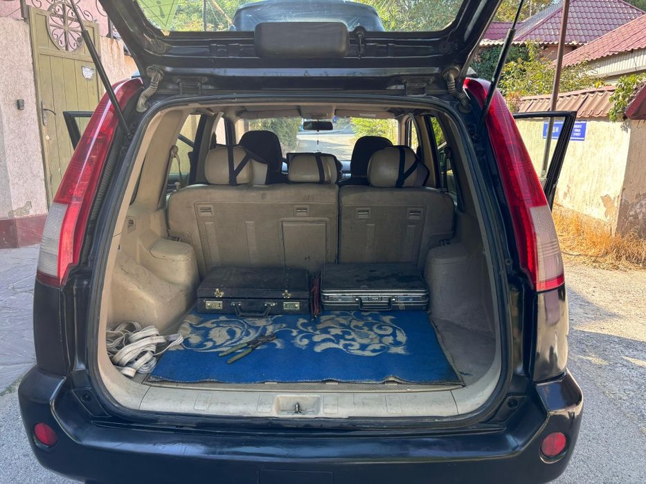 Машина Nisan X-Trail