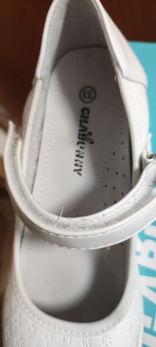 Продам белые туфли на девочку состояние новых