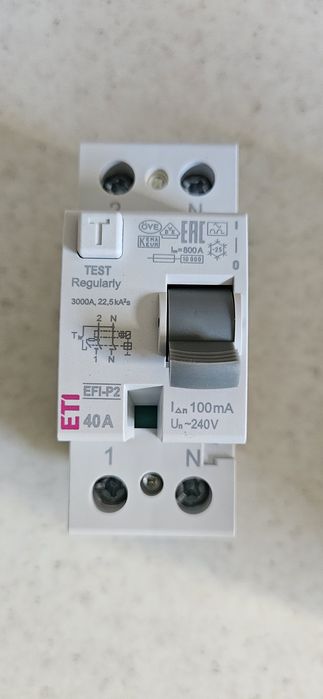 Întrerupător automat de curent rezidual