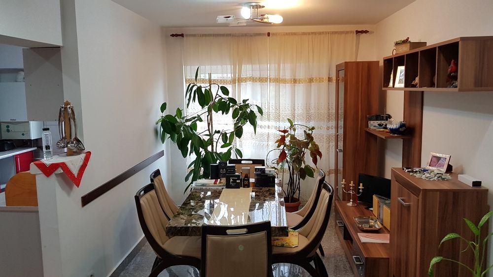 Apartament 4 camere -  semidecomandat  recompartimentat Zona Frumoasa