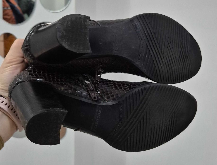 Botine piele lacuita Capricia