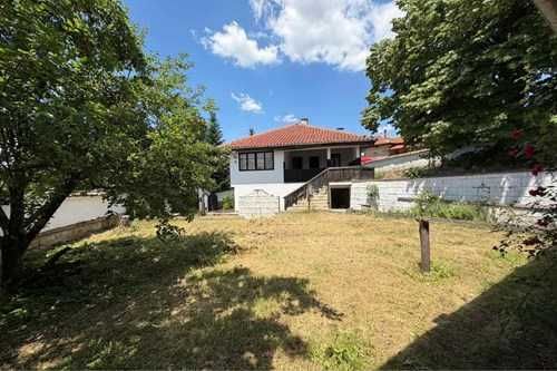 Стилен дом в Каменово - 4 спални, градина