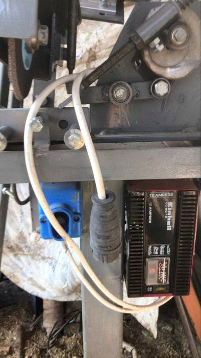 Gater cu dispozitiv ascutire panze