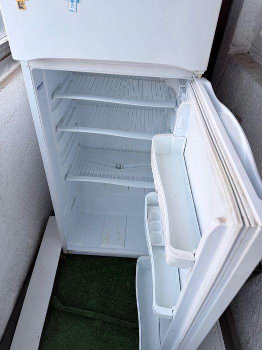 Продавам INDESIT хладилник-работещ