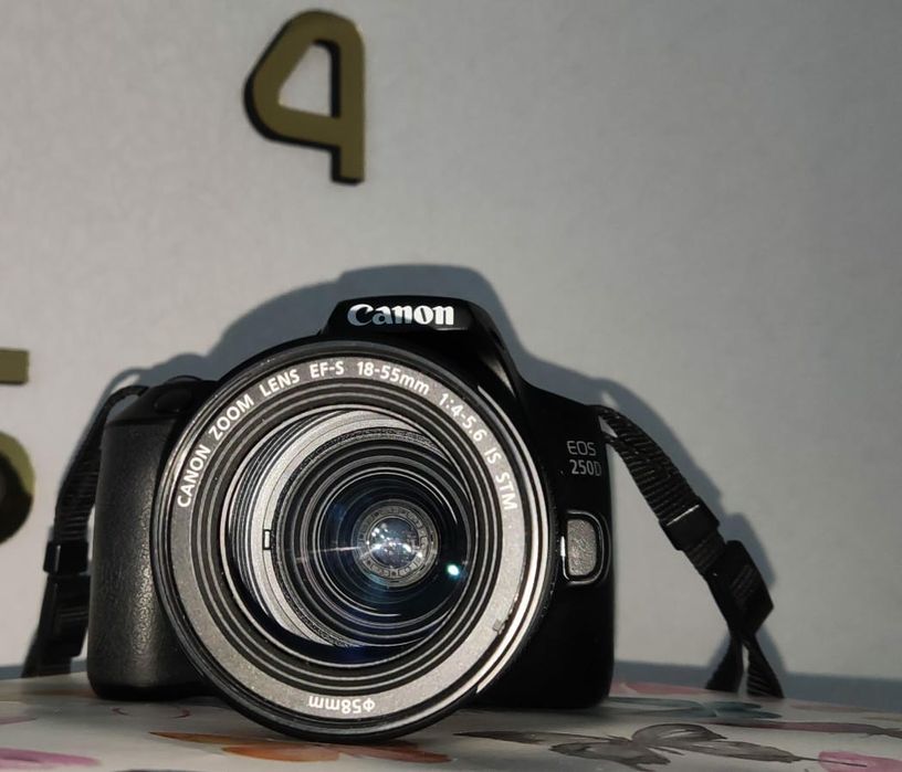 Фотокамера зеркальная