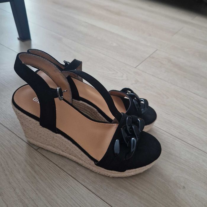 Vand mai multe perechi de adidasi dama noi originale