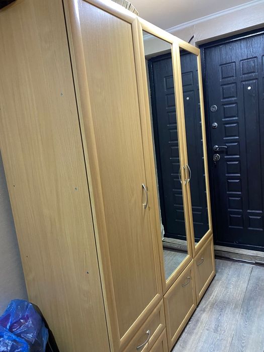 Продам трехдверный шкаф