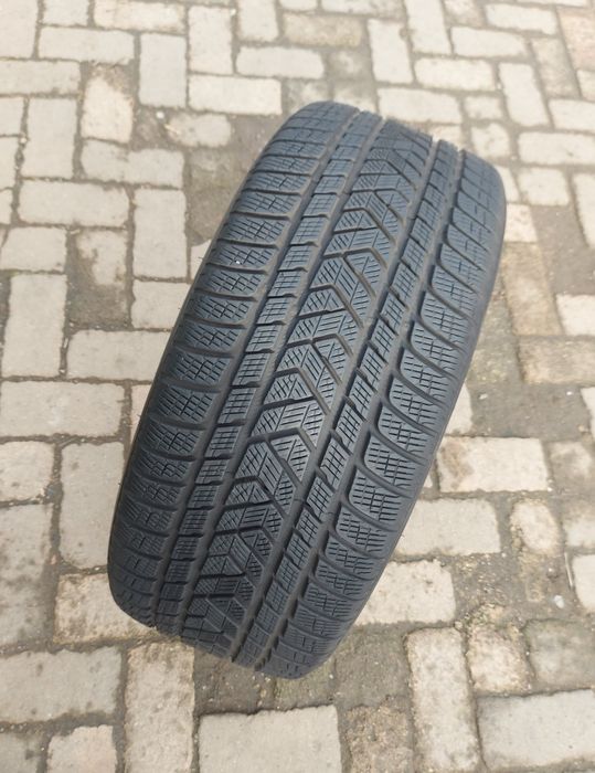 O bucată 285/275 40 R22 M+S iarnă - una Pirelli Vredestein