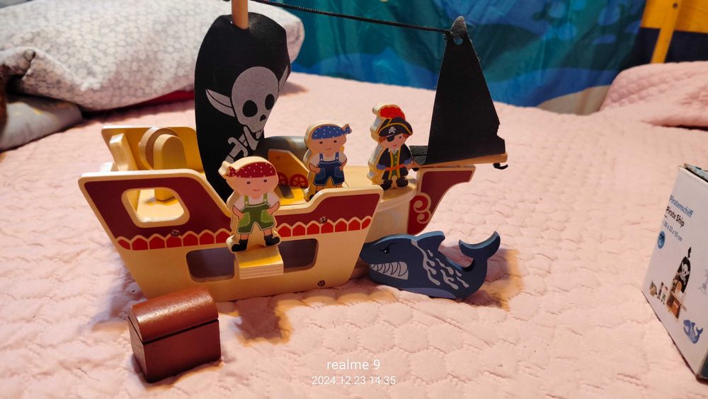 Дървен пиратски кораб.