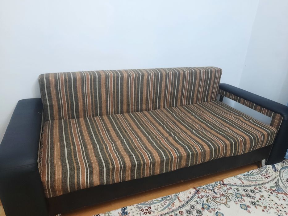 Диван вместе с полками