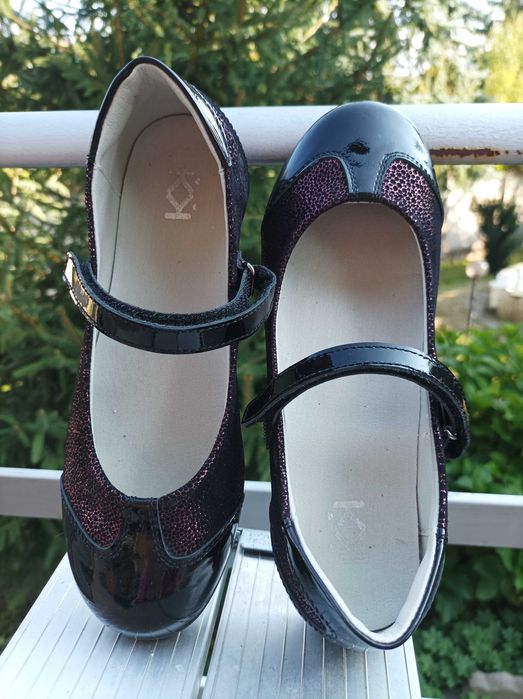 Номер 34. Естествен лак, кожена стелка. Нови. 25 лв.