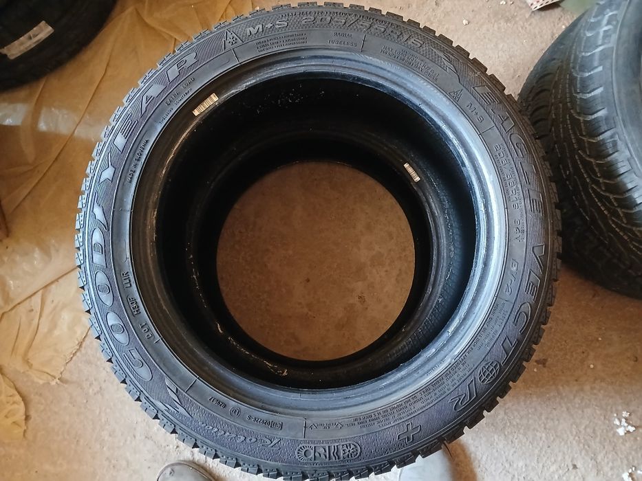 Зимни гуми 16цола Goodyear.205/55/15-6.5мм-грайфер