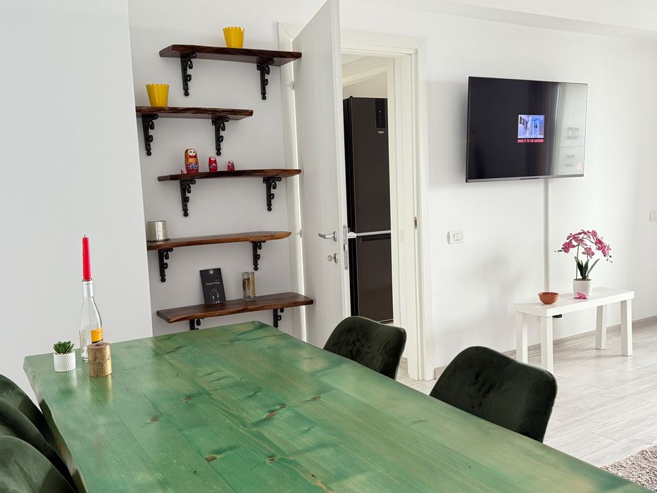 Masă living + 6 scaune catifea verde – stare foarte bună