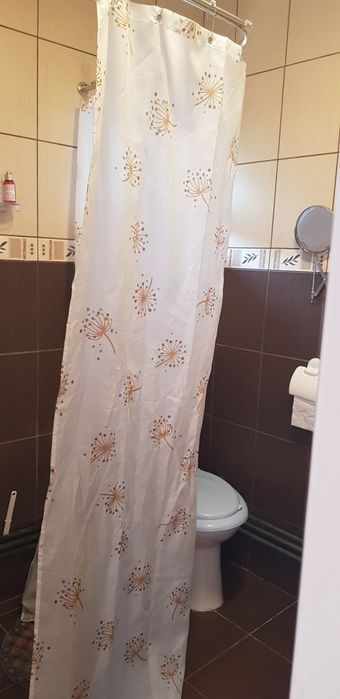 Inchiriere garsoniera decomandata la  casa cu curte  si garaj interior