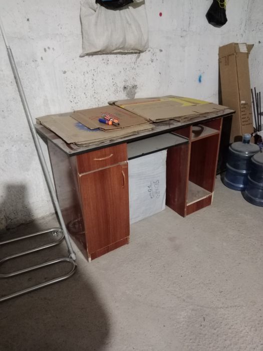 Стол ва шкаф сотилади.