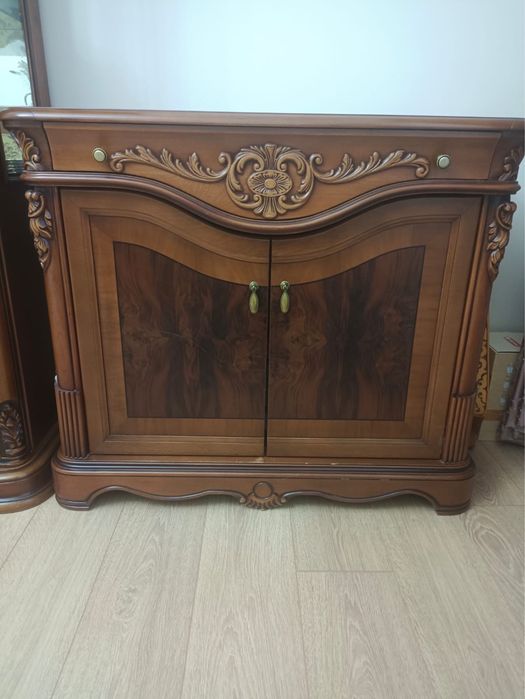 Мебель для гостиной,стол ,камод,буфет