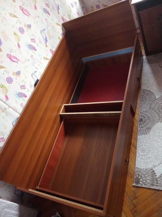 Мебели за детска стая .Комплект легла и бюро.