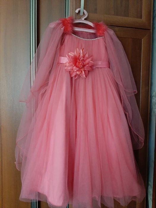 Продам платье на девочку 5 лет.