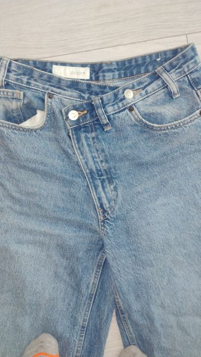 Дънки със странично закопчаване Zara