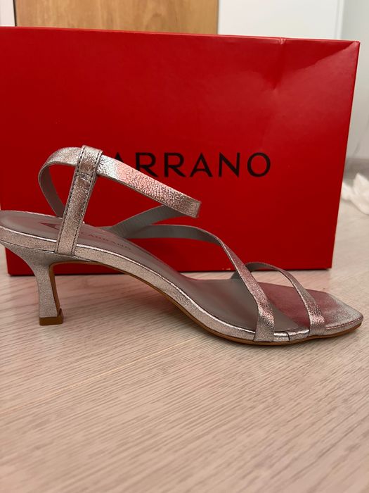 Отворени сандали Carrano на среден ток.