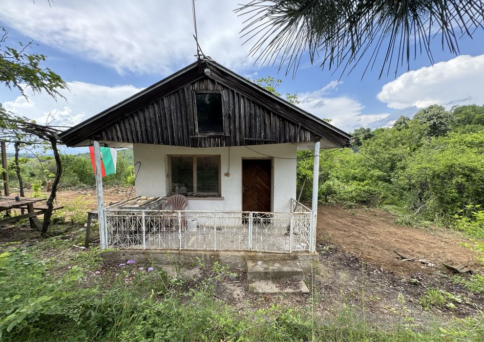 Просторен парцел с къща в землището на село Люляк с ток и вода