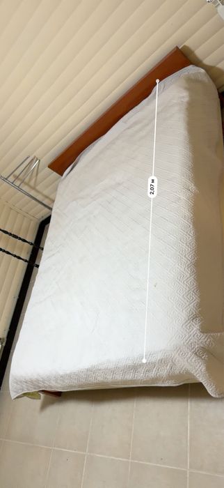 Кровать один из них раскладывается