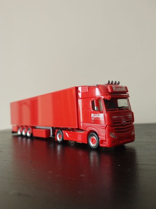 Камион Мерцедес Актрос.