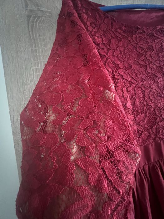 Дълга червена рокля с дантела