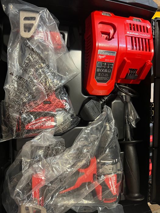 Без батерии - Безчетков Milwaukee комплект M18BLPP2A2-502X Две батерии