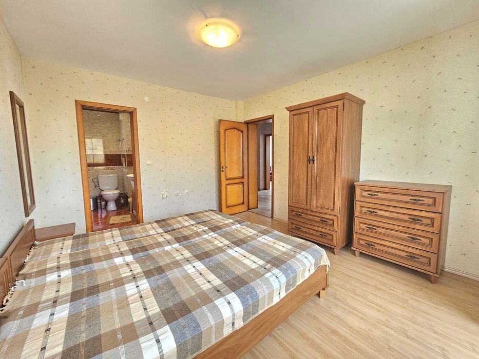 Просторен тристаен апартамент с фронтална гледка море, Първа линия