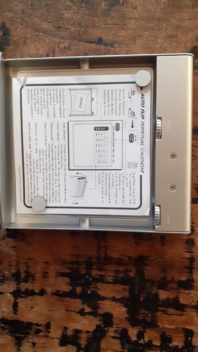 календар вечен за маса или бюро метален супер атрактивен