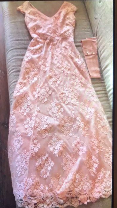 Продавам красива прасковена рокля