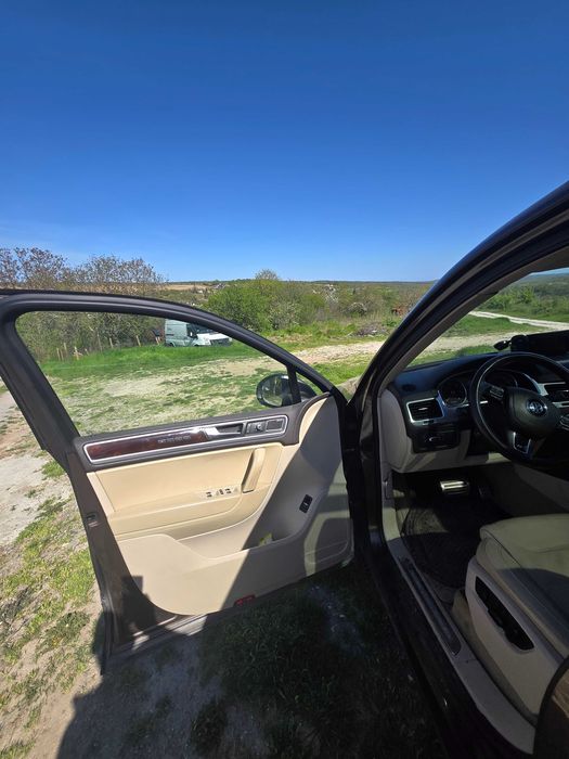 VW Touareg 4.2TDI V8 380к.с...R line ..KeyGo Dynaudio ..DISTRONIC