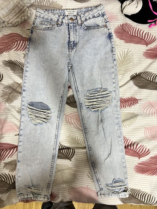 Продавам дънки.