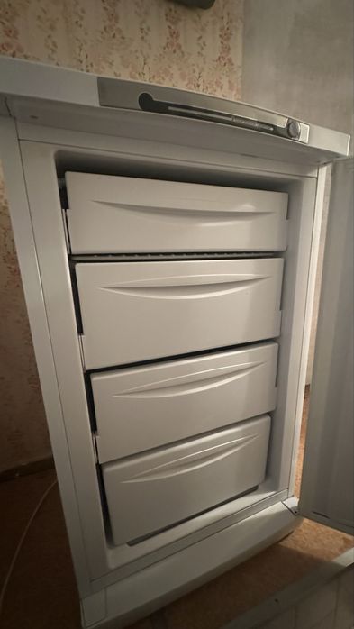 Морозильник Indesit морозильная камера