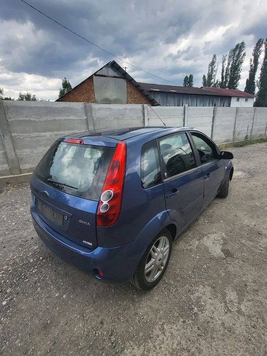 Dezmembram Ford Fiesta 2005 usa dreapta fata /usa dreapta spate