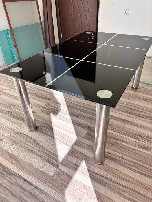 Стъклена холна маса